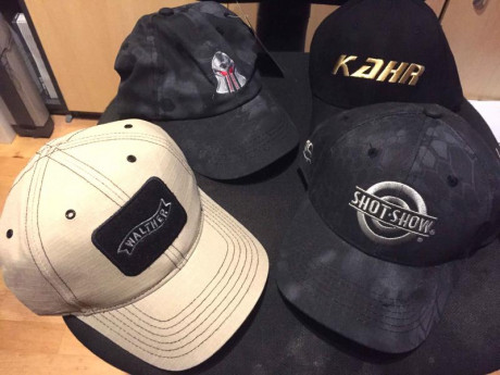Oferta, lote 5 gorras baseball nuevas a estrenar, temas armas y empresas afines. En la foto salen 4, pero 00