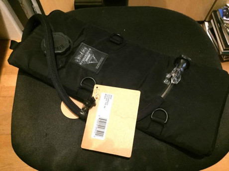 Oferta, nueva a estrenar, cantimplora flexible hidratación Hydrastorm. Marca blackhawk, color negro, modelo 00