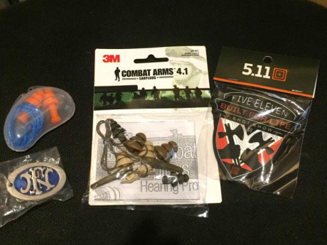 Oferta excepcional conjunto de cascos auditivos, con varios ejemplares, de carácter táctico COMBAT ARMS 01