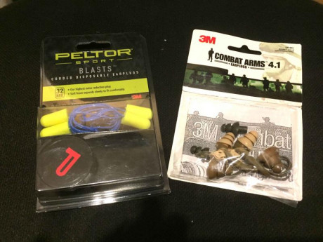 Oferta excepcional conjunto de cascos auditivos, con varios ejemplares, de carácter táctico COMBAT ARMS 00