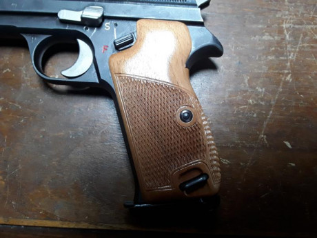  20200508_192303.jpg  20200508_192337.jpg  20200508_192435.jpg 
Cachas originales en madera para Sig P210. 01