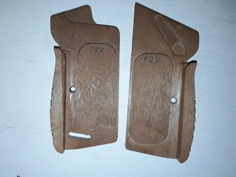  20200508_192303.jpg  20200508_192337.jpg  20200508_192435.jpg 
Cachas originales en madera para Sig P210. 10