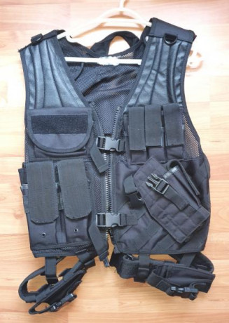 Vendo 2 chalecos tacticos tipo Blackhawk. Uno de ellos a estrenar. Nunca puesto. Los dos van con sus cinturones 01