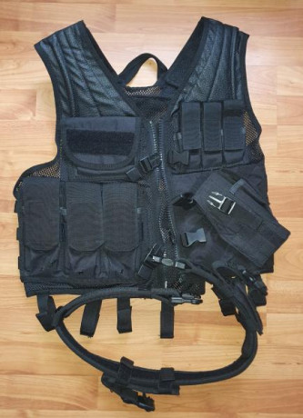 Vendo 2 chalecos tacticos tipo Blackhawk. Uno de ellos a estrenar. Nunca puesto. Los dos van con sus cinturones 00