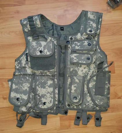 Vendo chaleco tactico en camo digital. Esta usado pero perfectamente funcional. Talla universal. Se ajusta 00