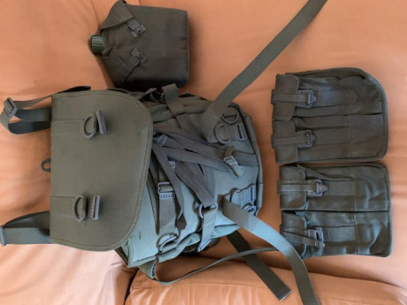 Vendo lote de los años 80, mochila combate, dos cartucheras y cantimplora aluminio, también tengo el cinturón, 00