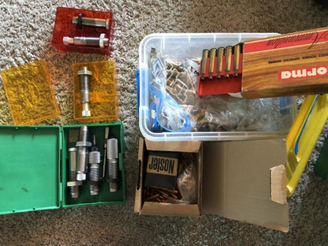 Vendo material diverso de recarga de ambos calibres, dies, vainas y puntas. Detalles por privado. 350€. 02