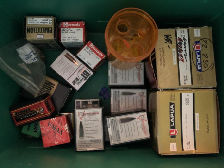 Vendo material diverso de recarga de ambos calibres, dies, vainas y puntas. Detalles por privado. 350€. 00