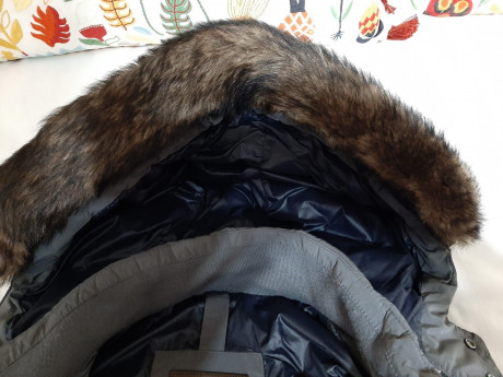 Vendo Chaquetón de plumas tres cuartos Massimo Dutti color gris y talla L ,nuevo a a estrenar con etiquetas,puños 11