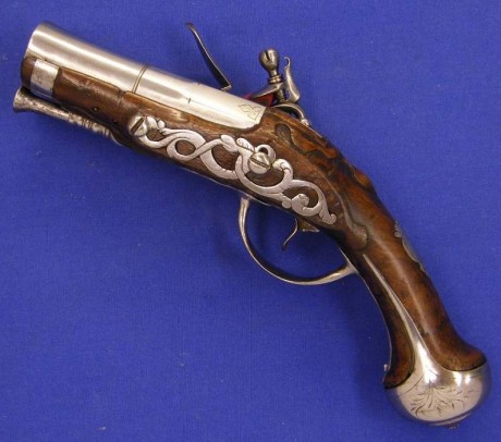 Voy a colocar unas fotos de un arma larga alemana de llave de mecha del siglo XVI. 51