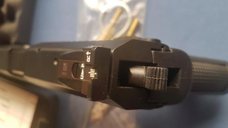 VENDIDA, SE PUEDE CERRAR 

Vendo mi pieza de colección,  una Heckler and Koch USP Standard Tactical del 11