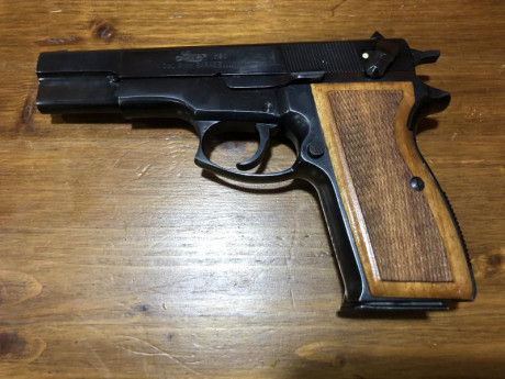 Vendo pistola LUGER M90, calibre 9mm Parabellum y apenas usada para probarla. Se entrega con sus dos cargadores 02