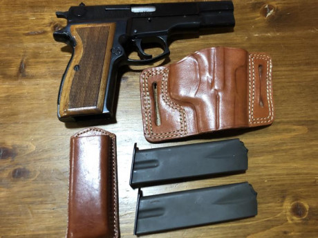 Vendo pistola LUGER M90, calibre 9mm Parabellum y apenas usada para probarla. Se entrega con sus dos cargadores 01
