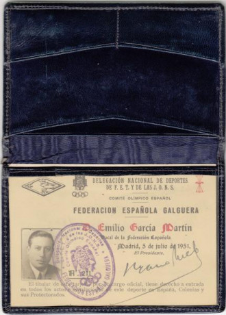  EN RECUERDO Y HOMENAJE A LOS QUE YA NO ESTÁN. 

Si pones en  GOOGLE   PASAPORTES EN LA MEMORIA  da igual 12