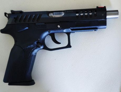 Vendo pistola grand power con cañón de 5 pulgadas, 4 cargadores y funda ipsc, tiene un año y unos 500 12