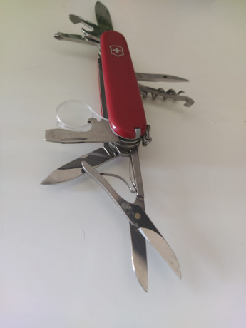 Vendo VICTORINOX EXPLORER,practicamente nueva,envio a cargo del comprador.
25 euros,envio aparte. 00
