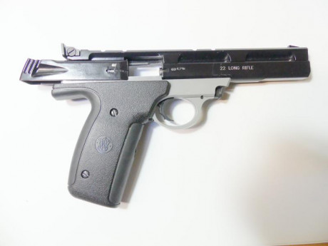 SMITH&WESSON, buen arma, agradable y confiable, esta en Zaragoza y su precio es de 250€.     Tlfno 01