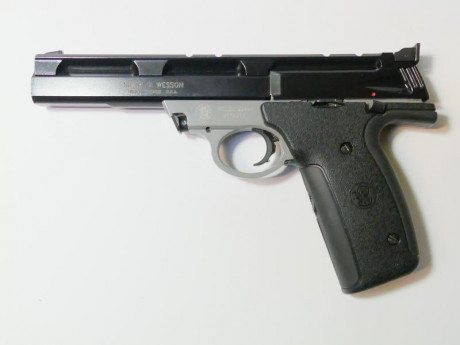 SMITH&WESSON, buen arma, agradable y confiable, esta en Zaragoza y su precio es de 250€.     Tlfno 00