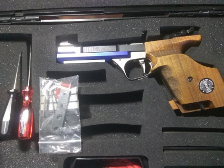 Pongo a la venta pistola Feinwerkbau AW93 .22 LR en perfecto estado, como nueva. Dos contrapesos, llaves, 12