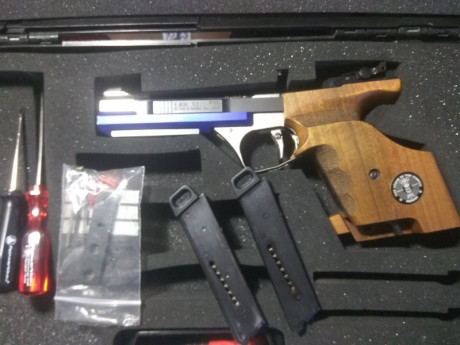 Pongo a la venta pistola Feinwerkbau AW93 .22 LR en perfecto estado, como nueva. Dos contrapesos, llaves, 11