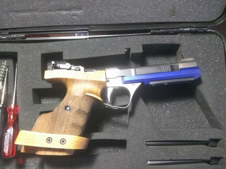 Pongo a la venta pistola Feinwerkbau AW93 .22 LR en perfecto estado, como nueva. Dos contrapesos, llaves, 10