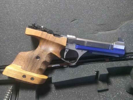 Pongo a la venta pistola Feinwerkbau AW93 .22 LR en perfecto estado, como nueva. Dos contrapesos, llaves, 21