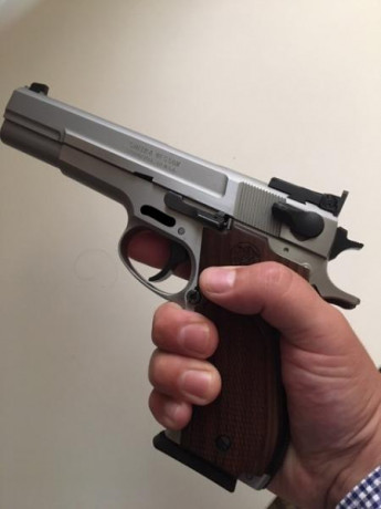Pongo a la venta esta Smith & Wesson 952-2, guiada en F.

Dispone de 2 cargadores.

No dispongo del 00