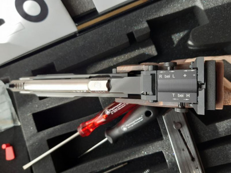 Vendo pistola AW93 comprada nueva el 29-08-19, con lo que podéis imaginar los pocos tiros que he pegado 10