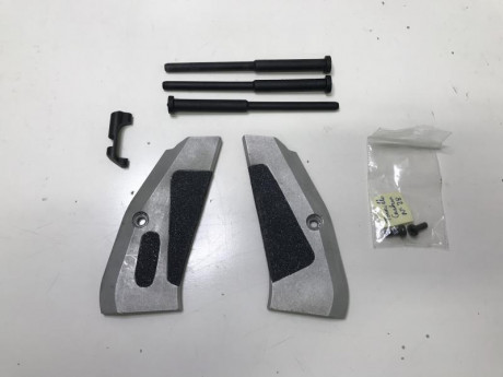 Vendo cachas para la Cz Shadow 1 (incluye tornillos).
Un retenedor del cargador.
Tres guias del muelle 02