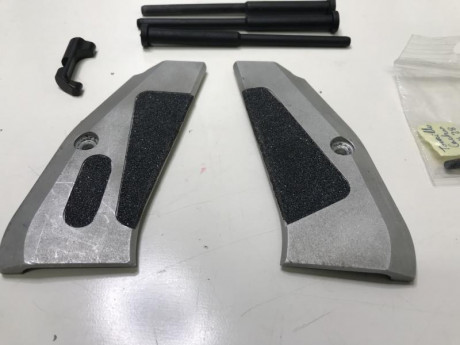 Vendo cachas para la Cz Shadow 1 (incluye tornillos).
Un retenedor del cargador.
Tres guias del muelle 01