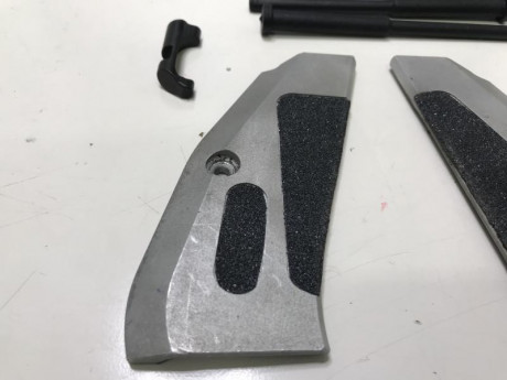 Vendo cachas para la Cz Shadow 1 (incluye tornillos).
Un retenedor del cargador.
Tres guias del muelle 00