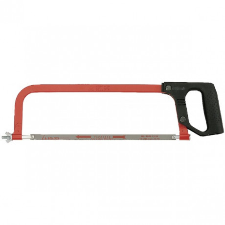 Victorinox, Aitor, Wenger, etc......tienen varios modelos con sierra para madera, que por cierto corta 30