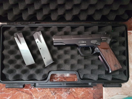 Buenas compañeros, un amigo me ha pedido que le ponga a la venta esta Magnífica pistola del calibre 9 02