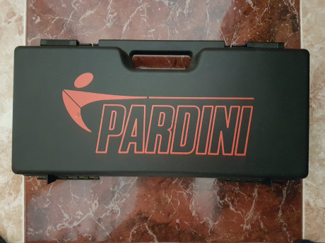 Buenas compañeros, un amigo me ha pedido que le ponga a la venta esta Magnífica pistola del calibre 9 01