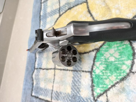 Se vende revolver Smith & Wesson de 4" con muy pocos disparos, tambor de 6 cartuchos y maletín 02