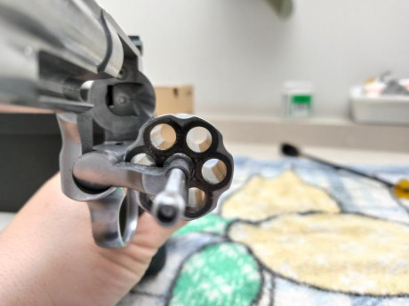 Se vende revolver Smith & Wesson de 4" con muy pocos disparos, tambor de 6 cartuchos y maletín 01