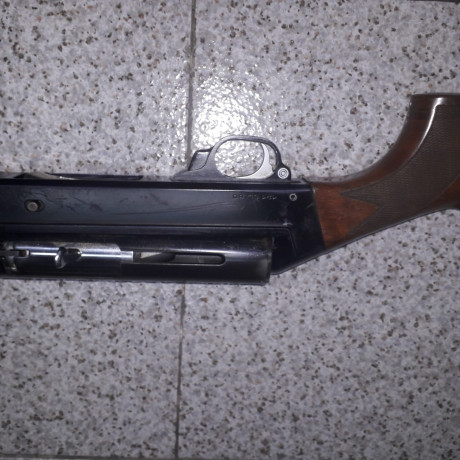 Se venden tres escopetas , una Benelli  repetidora 121 por 300€,una superpuesta AZ 100€ ,una paralela 12