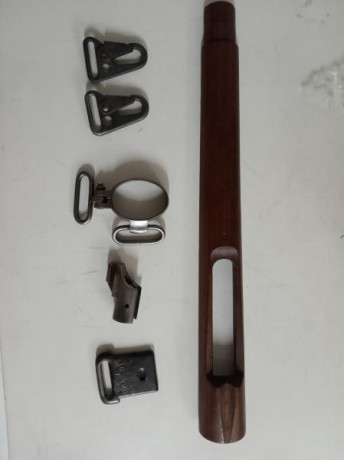 Repuestos para fusil Coruña, constituido por:
 Caña guardamanos superior mide unos 34 cm de longitud, 01