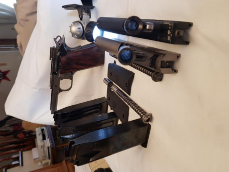 Se vende  ESTA RESERVADA   pistola LLAMA MAX IX-C Calibre 45 de gran capacidad mas un carro LLAMA de 9m.m 10