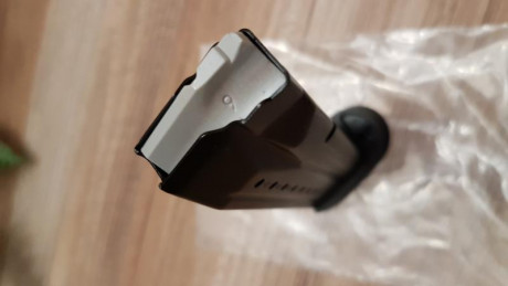 Pues como dice el título. Cargador 17 cartuchos para S&W mp9 original y nuevecito a estrenar
Precio 10