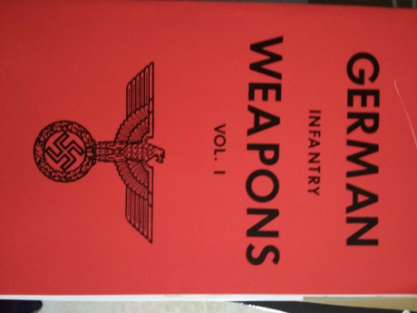 Se venden los siguientes libros sobre armamento:

    German infantry weapons  8 euros

    Le armi de 01