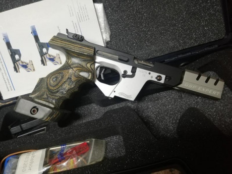 Hola vendo walther gsp expert calibre 22 de reestreno no tiene ni 1000 tiros con todo lo que trae de serie 01