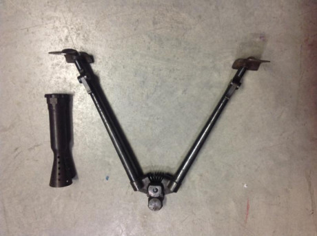 Bipode y bocacha apagallamas originales del Fusil Ametrallador Oviedo. Las dos piezas las vendo en 20€. 00