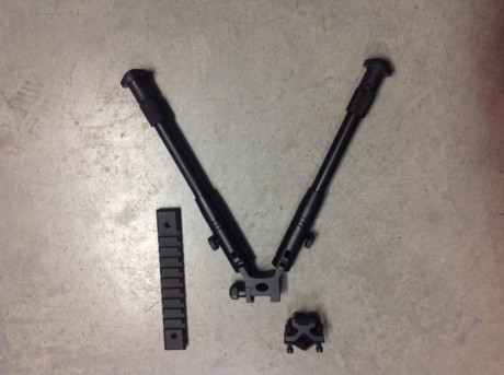 Vendo el bipode de la foto. Esta nuevo, nunca se uso. Trae dos piezas para colocarlo en el arma, o directamente 01