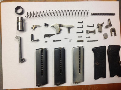 Vendo todo el piecerio completo de la pistola Astra 300. Estan todas sus piezas excepto el cañon, el armazon 00