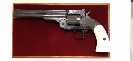 revolver modelo schofield co2 4,5mm solo usado una vez con toda su documentación y caja en perfecto estado.
140e. 02