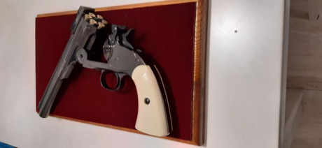 revolver modelo schofield co2 4,5mm solo usado una vez con toda su documentación y caja en perfecto estado.
140e. 01