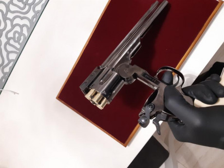 revolver modelo schofield co2 4,5mm solo usado una vez con toda su documentación y caja en perfecto estado.
140e. 00