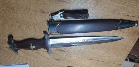 se vende lote compuesto por daga de la sa y dos medallas.
precio 700 más portes.El codigo del fabricante 02