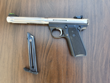 Vendo Ruger MKIII modelo Hunter, con alza micrometrica y un cargador. Buen funcionamiento. El arma esta 01